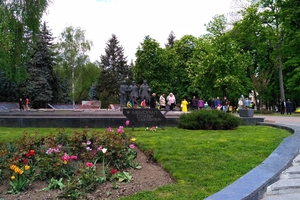 Новини Вінниці / До Вічного вогню у Вінниці покласти квіти прийшли сотні родин з дітьми 