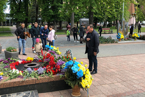 Новини Вінниці / До Вічного вогню у Вінниці покласти квіти прийшли сотні родин з дітьми 