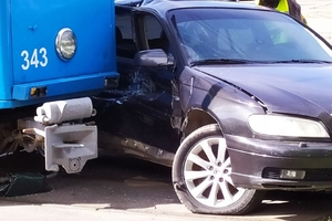 Новини Вінниці / Трамвай і "Опель" зіткнулись у Вінниці: за попередніми даними, постраждало двоє людей (ФОТО)