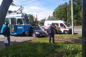 Новини Вінниці / Трамвай і "Опель" зіткнулись у Вінниці: за попередніми даними, постраждало двоє людей (ФОТО)