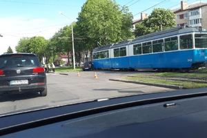 Новини Вінниці / Трамвай і "Опель" зіткнулись у Вінниці: за попередніми даними, постраждало двоє людей (ФОТО)