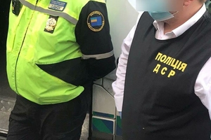 Новини Вінниці / Двох співробітників Укртрансбезпеки Вінниччини затримали на хабарах: за день "заробляли" близько 70 тисяч гривень (ФОТО, ВІДЕО)