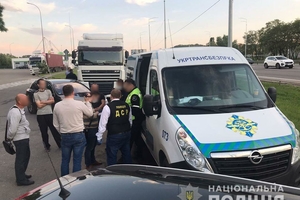 Новини Вінниці / Двох співробітників Укртрансбезпеки Вінниччини затримали на хабарах: за день "заробляли" близько 70 тисяч гривень (ФОТО, ВІДЕО)