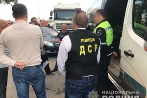 Новини Вінниці / Двох співробітників Укртрансбезпеки Вінниччини затримали на хабарах: за день "заробляли" близько 70 тисяч гривень (ФОТО, ВІДЕО)