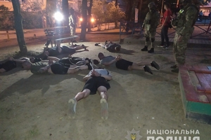 Новини Вінниці / Вінницька поліція біля дитячого майданчику затримала групу молодиків, яких підозрюють у вимаганні