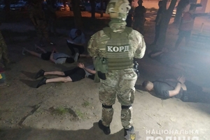 Новини Вінниці / Вінницька поліція біля дитячого майданчику затримала групу молодиків, яких підозрюють у вимаганні