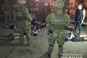 Новини Вінниці / Вінницька поліція біля дитячого майданчику затримала групу молодиків, яких підозрюють у вимаганні