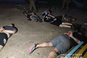 Новини Вінниці / Вінницька поліція біля дитячого майданчику затримала групу молодиків, яких підозрюють у вимаганні