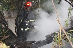 Новини Вінниці / У Вінниці на Київській десятеро рятувальників гасили "подвійну" пожежу (ФОТО)