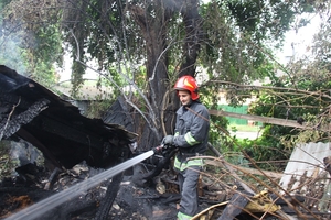 Новини Вінниці / У Вінниці на Київській десятеро рятувальників гасили "подвійну" пожежу (ФОТО)