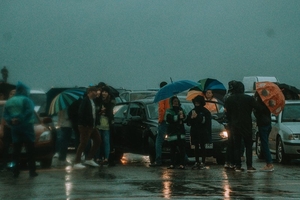 Новини Вінниці / Рок під зливою: перший "післякарантинний" концерт у Вінниці зібрав глядачів в аеропорту (ФОТО)