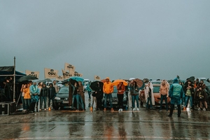 Новини Вінниці / Рок під зливою: перший "післякарантинний" концерт у Вінниці зібрав глядачів в аеропорту (ФОТО)