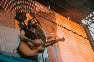 Новини Вінниці / Рок під зливою: перший "післякарантинний" концерт у Вінниці зібрав глядачів в аеропорту (ФОТО)