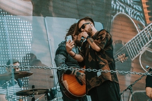 Новини Вінниці / Рок під зливою: перший "післякарантинний" концерт у Вінниці зібрав глядачів в аеропорту (ФОТО)