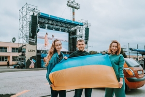 Новини Вінниці / Рок під зливою: перший "післякарантинний" концерт у Вінниці зібрав глядачів в аеропорту (ФОТО)