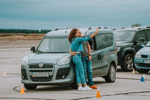 Новини Вінниці / Рок під зливою: перший "післякарантинний" концерт у Вінниці зібрав глядачів в аеропорту (ФОТО)