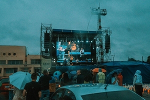 Новини Вінниці / Рок під зливою: перший "післякарантинний" концерт у Вінниці зібрав глядачів в аеропорту (ФОТО)