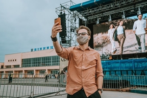 Новини Вінниці / Рок під зливою: перший "післякарантинний" концерт у Вінниці зібрав глядачів в аеропорту (ФОТО)