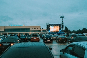Новини Вінниці / Рок під зливою: перший "післякарантинний" концерт у Вінниці зібрав глядачів в аеропорту (ФОТО)