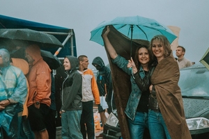 Новини Вінниці / Рок під зливою: перший "післякарантинний" концерт у Вінниці зібрав глядачів в аеропорту (ФОТО)