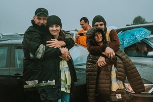 Новини Вінниці / Рок під зливою: перший "післякарантинний" концерт у Вінниці зібрав глядачів в аеропорту (ФОТО)