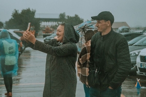 Новини Вінниці / Рок під зливою: перший "післякарантинний" концерт у Вінниці зібрав глядачів в аеропорту (ФОТО)