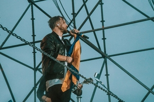 Новини Вінниці / Рок під зливою: перший "післякарантинний" концерт у Вінниці зібрав глядачів в аеропорту (ФОТО)