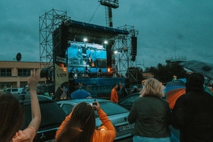 Новини Вінниці / Рок під зливою: перший "післякарантинний" концерт у Вінниці зібрав глядачів в аеропорту (ФОТО)