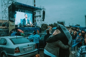 Новини Вінниці / Рок під зливою: перший "післякарантинний" концерт у Вінниці зібрав глядачів в аеропорту (ФОТО)