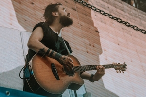 Новини Вінниці / Рок під зливою: перший "післякарантинний" концерт у Вінниці зібрав глядачів в аеропорту (ФОТО)