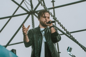 Новини Вінниці / Рок під зливою: перший "післякарантинний" концерт у Вінниці зібрав глядачів в аеропорту (ФОТО)