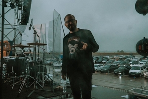 Новини Вінниці / Рок під зливою: перший "післякарантинний" концерт у Вінниці зібрав глядачів в аеропорту (ФОТО)