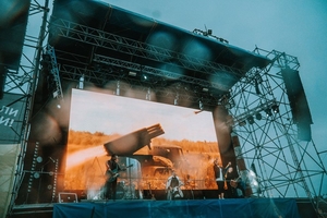 Новини Вінниці / Рок під зливою: перший "післякарантинний" концерт у Вінниці зібрав глядачів в аеропорту (ФОТО)