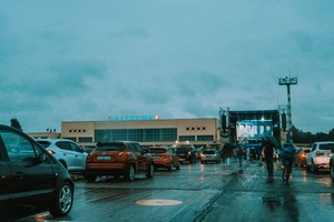 Новини Вінниці / Рок під зливою: перший "післякарантинний" концерт у Вінниці зібрав глядачів в аеропорту (ФОТО)