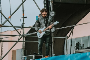 Новини Вінниці / Рок під зливою: перший "післякарантинний" концерт у Вінниці зібрав глядачів в аеропорту (ФОТО)