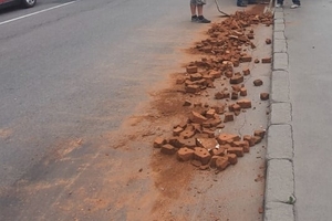Новини Вінниці / У Вінниці водій вантажівки «розгубив» свій вантаж дорогою (ФОТО)