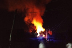 Новини Вінниці / "Вогонь, як комета, полетів на наші хати": у Гайсині на Вінниччині горів гараж. Сусіди пишуть про вибух (ФОТО) 