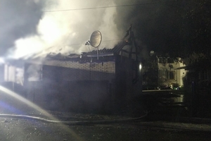 Новини Вінниці / "Вогонь, як комета, полетів на наші хати": у Гайсині на Вінниччині горів гараж. Сусіди пишуть про вибух (ФОТО) 