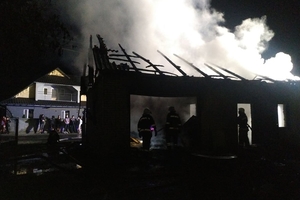 Новини Вінниці / "Вогонь, як комета, полетів на наші хати": у Гайсині на Вінниччині горів гараж. Сусіди пишуть про вибух (ФОТО) 