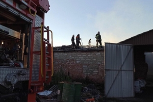 Новини Вінниці / У селі під Вінницею на світанку горів ангар з деревним вугіллям (ФОТО)