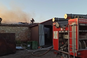 Новини Вінниці / У селі під Вінницею на світанку горів ангар з деревним вугіллям (ФОТО)