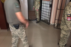 Новини Вінниці / Без води та з увімкненим вночі світлом: представники омбудсмена перевірили, як у Вінниці утримують тимчасово затриманих військових (ФОТО)