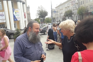 Новини Вінниці / Біля Вінницької ОДА батьки з дітьми мітингували проти дистанційного навчання