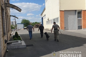 Новини Вінниці / На Вінниччині повідомили про вибухівку на молокозаводі: поліцейські евакуювали близько сотні людей (ФОТО)