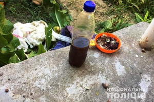 Новини Вінниці / На дачі під Вінницею поліцейські "застукали" господарку макової плантації за виготовленням наркотиків (ФОТО, ВІДЕО)