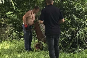 Новини Вінниці / У Вінниці чоловік спалював непотріб на березі водойми та здивувався, що це порушення (ФОТО)