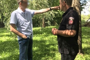 Новини Вінниці / У Вінниці чоловік спалював непотріб на березі водойми та здивувався, що це порушення (ФОТО)