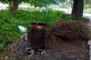 Новини Вінниці / У Вінниці чоловік спалював непотріб на березі водойми та здивувався, що це порушення (ФОТО)