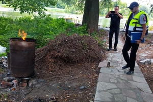 Новини Вінниці / У Вінниці чоловік спалював непотріб на березі водойми та здивувався, що це порушення (ФОТО)