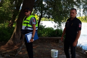 Новини Вінниці / У Вінниці чоловік спалював непотріб на березі водойми та здивувався, що це порушення (ФОТО)